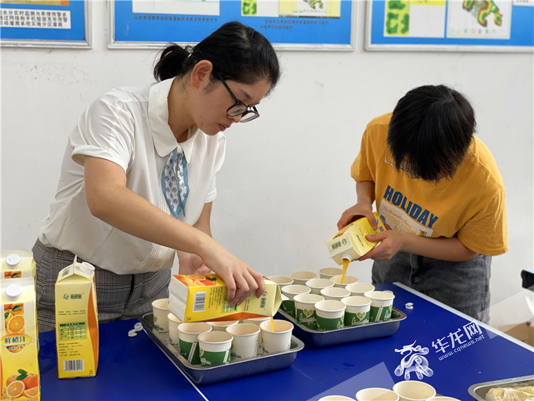 研究所研发橙汁饮品 华龙网-新重庆客户端 刘钊 摄